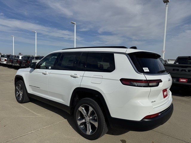 2025 Jeep Grand Cherokee Limited photo 2