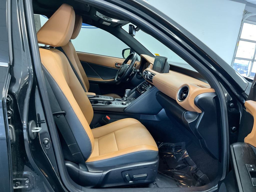 2022 Lexus IS 300 photo 13