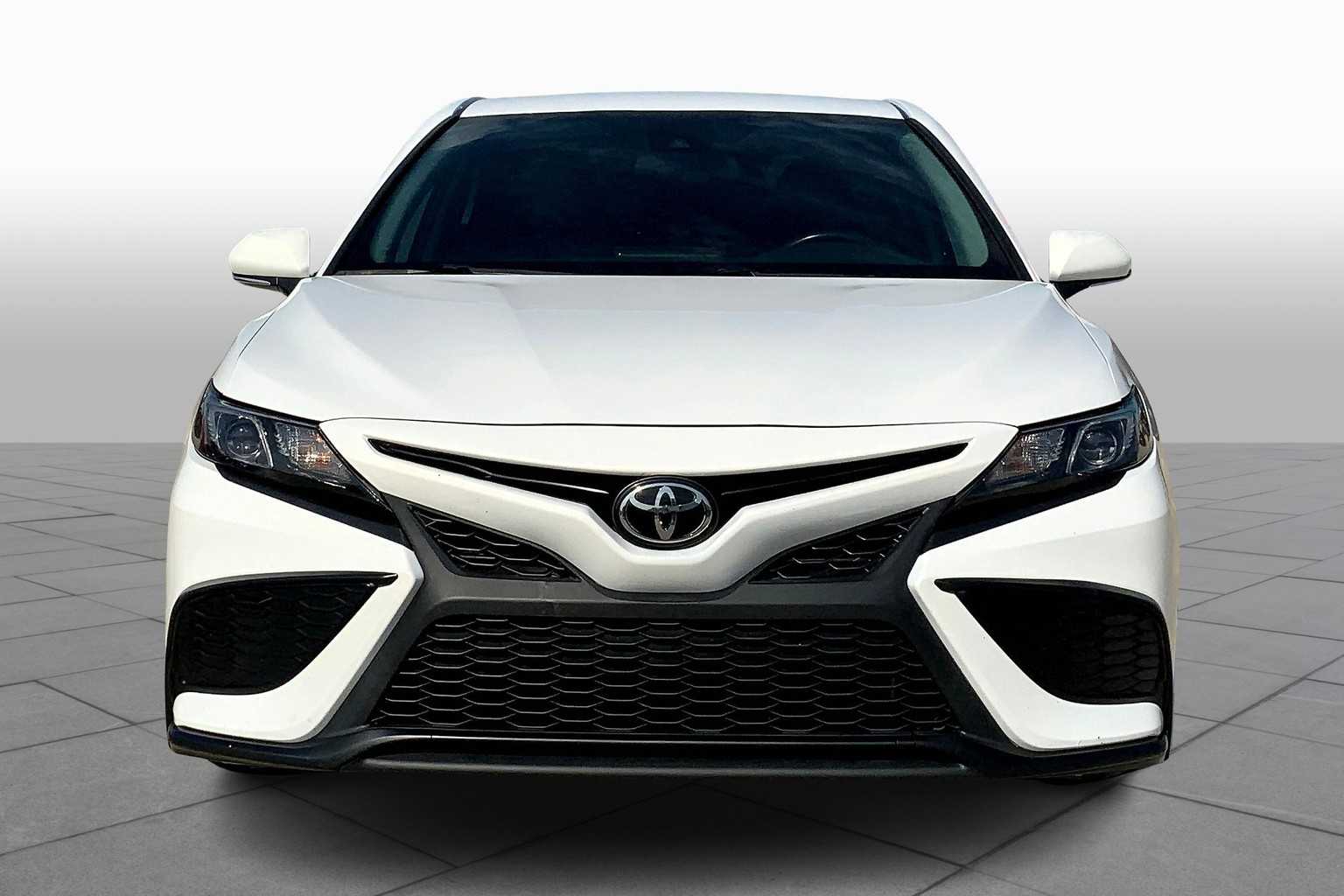 2022 Toyota Camry SE photo 3