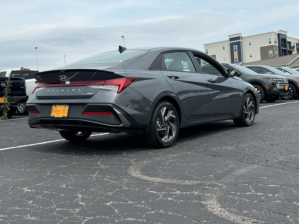 2025 Hyundai Elantra Hybrid SEL Sport photo 3