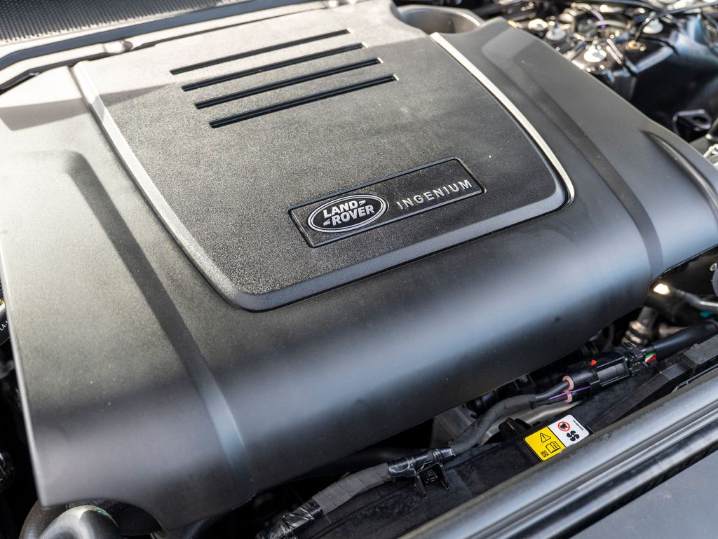 2024 Land Rover Discovery S photo 23