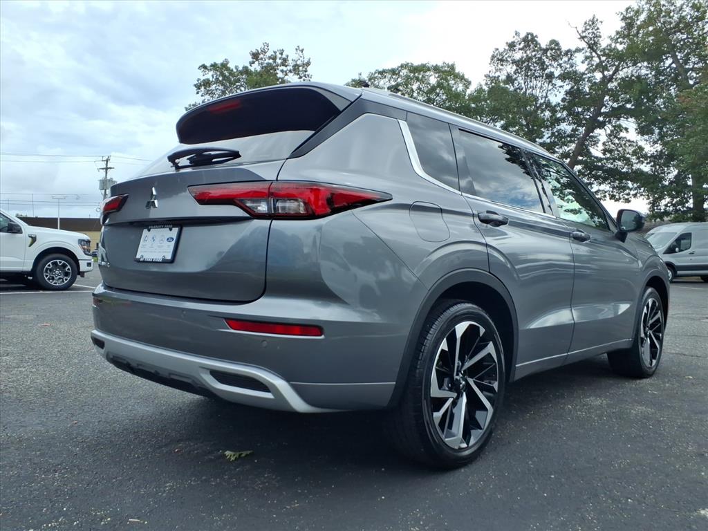 2022 Mitsubishi Outlander SEL photo 2