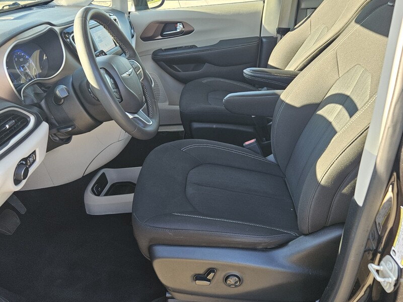 2023 Chrysler Voyager LX photo 6