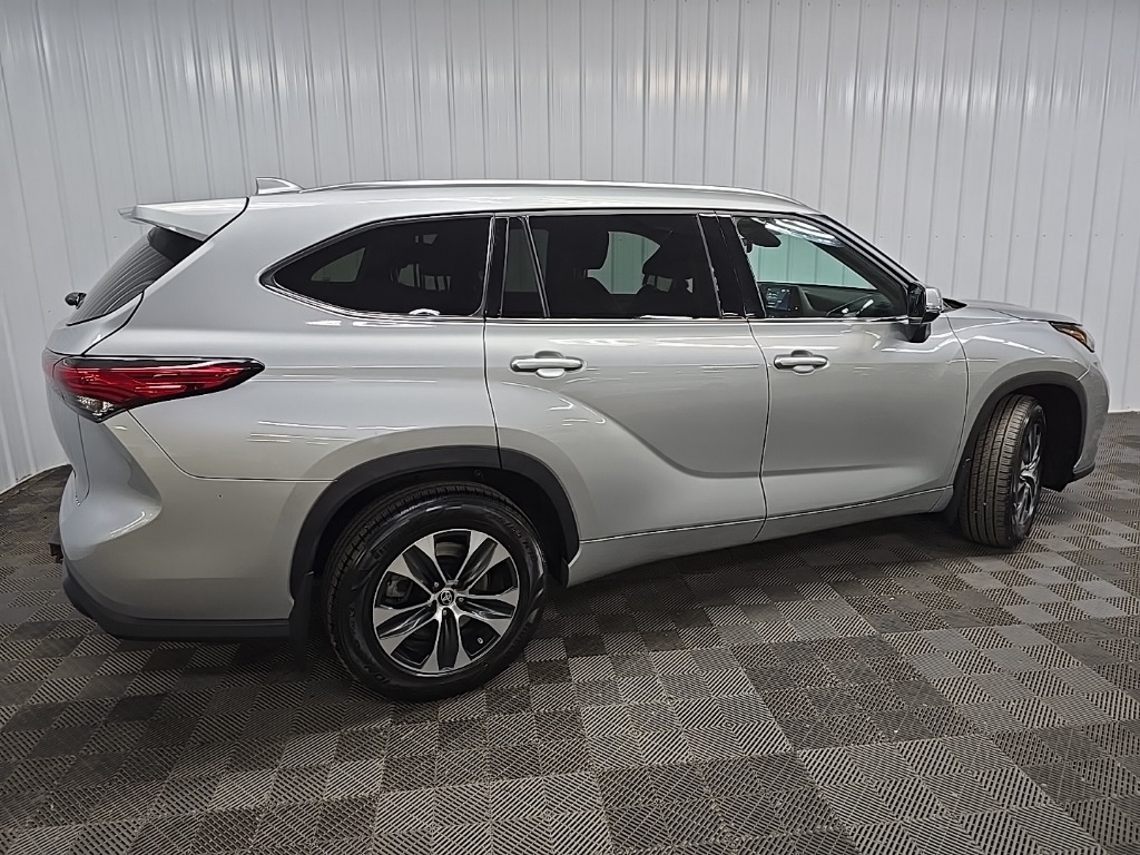 2021 Toyota Highlander XLE photo 2