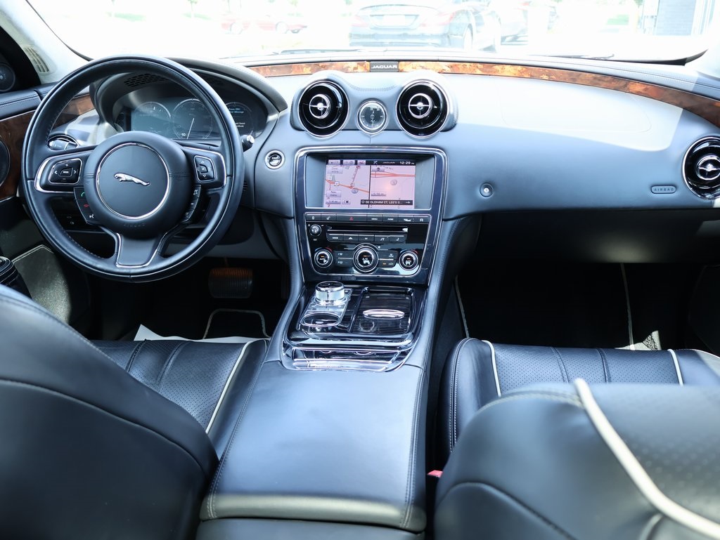 2014 Jaguar XJ Base photo 13