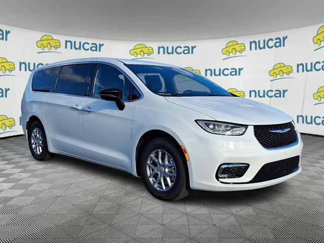 2026 Chrysler Pacifica Select's photo