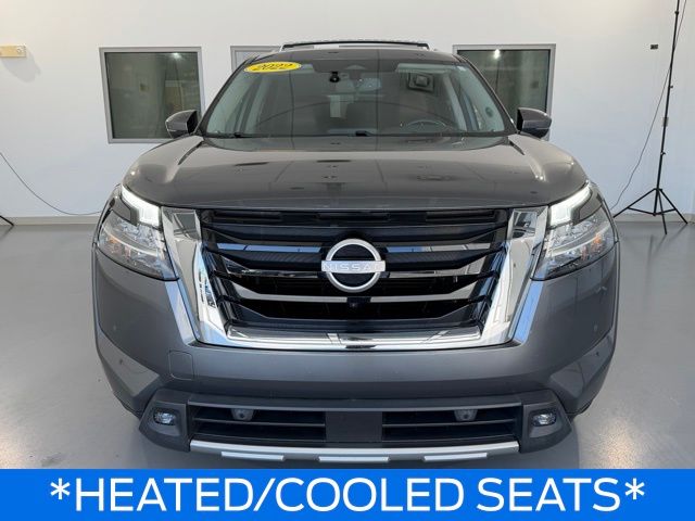 2022 Nissan Pathfinder Platinum photo 5