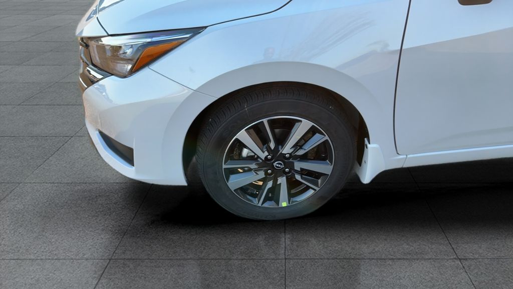 2025 Nissan Versa 1.6 SV photo 2