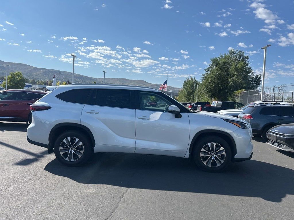 2024 Toyota Highlander XLE photo 3