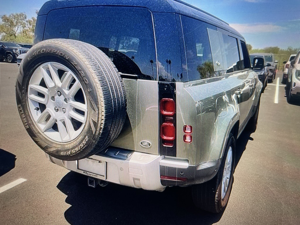 2023 Land Rover Defender 110 S photo 3