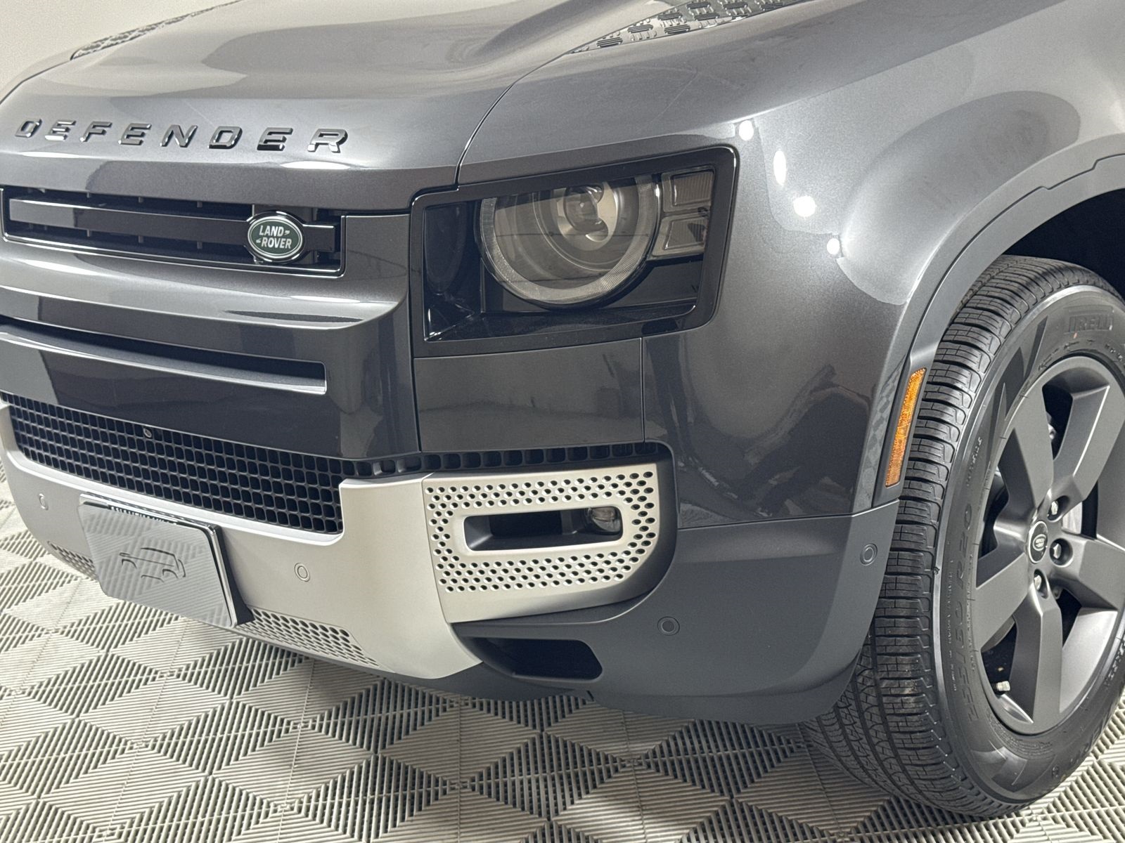 2025 Land Rover Defender 130 S photo 9