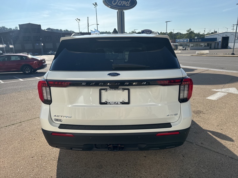 2025 Ford Explorer photo 3
