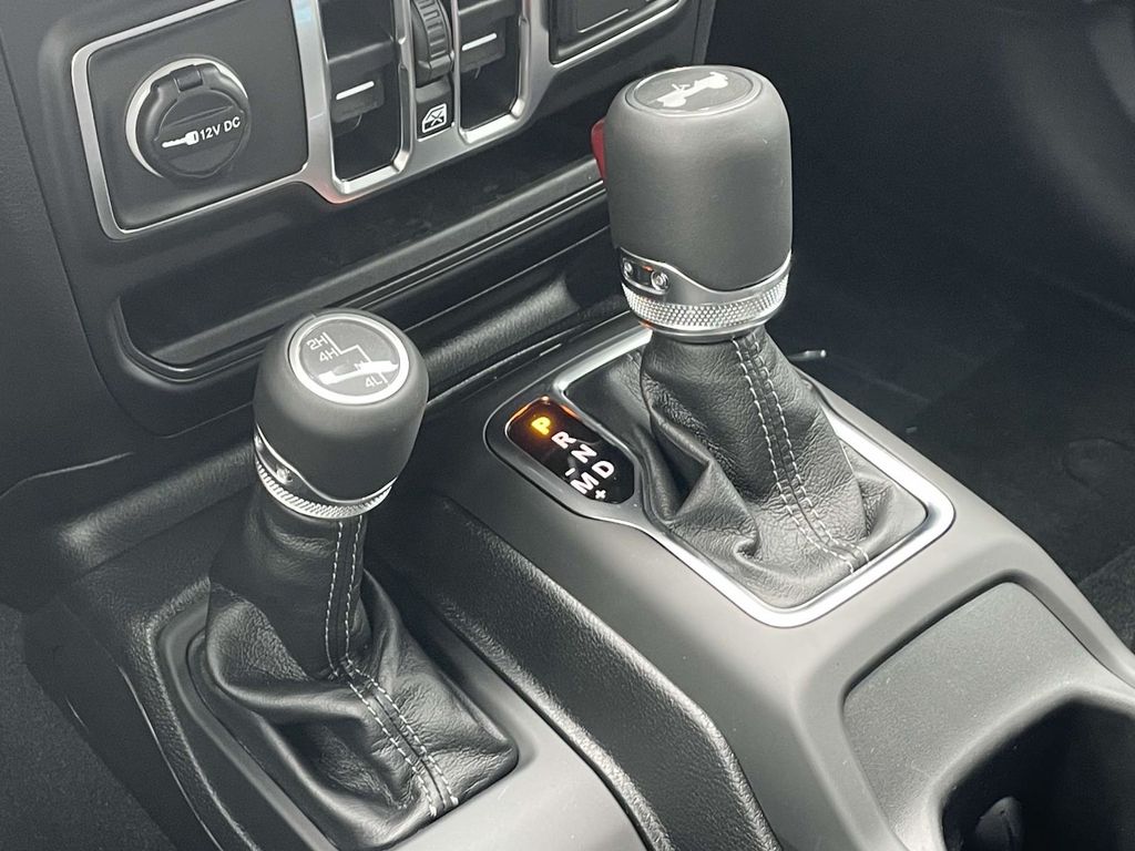 2025 Jeep Wrangler Sahara photo 35