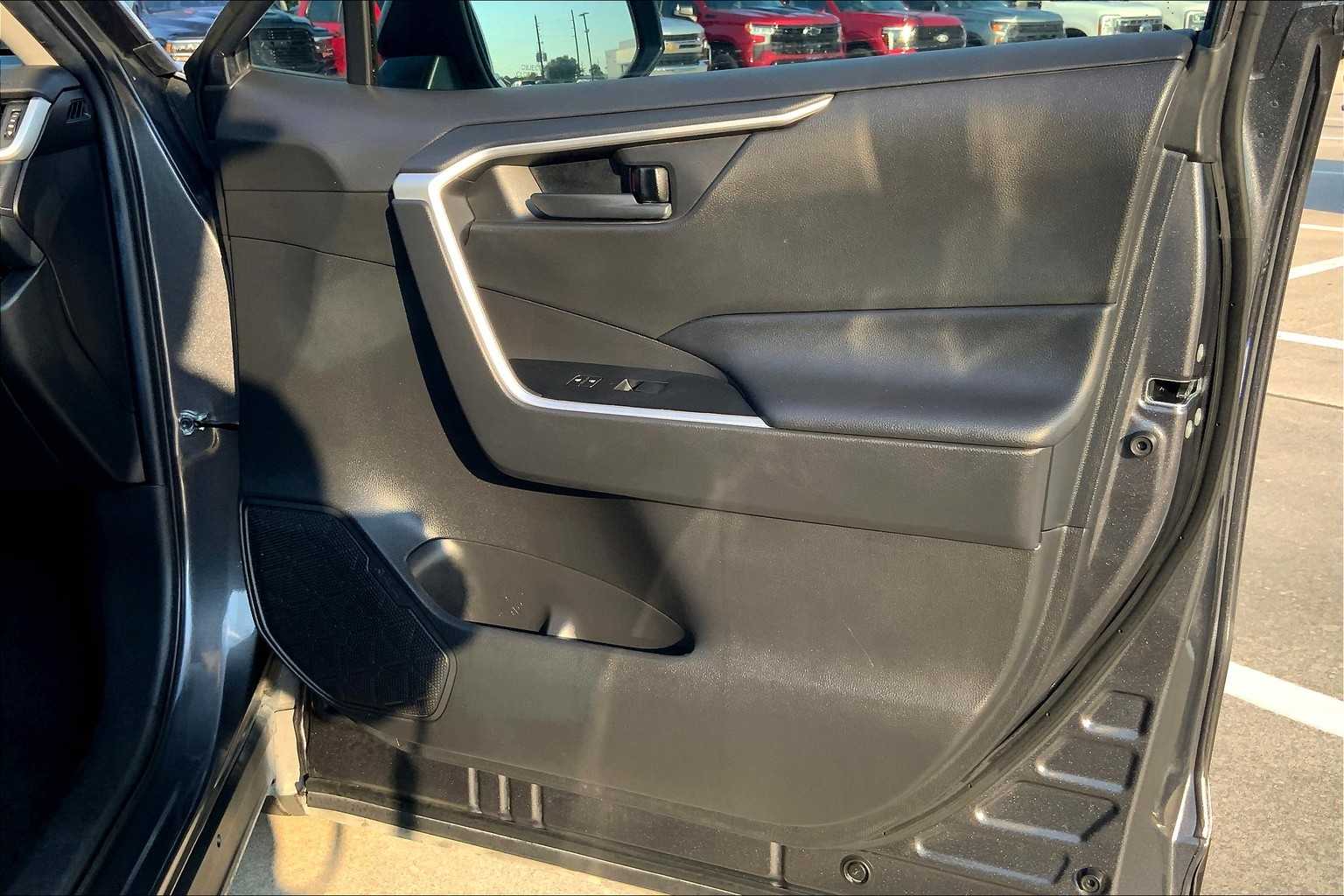 2021 Toyota RAV4 LE photo 21
