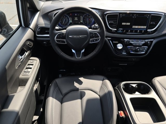 2026 Chrysler Pacifica photo 2