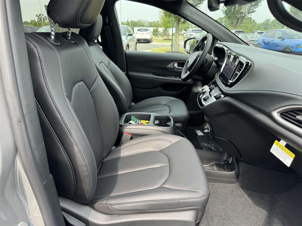 2025 Chrysler Pacifica photo 14