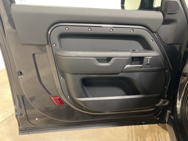 2025 Land Rover Defender 90 S photo 9