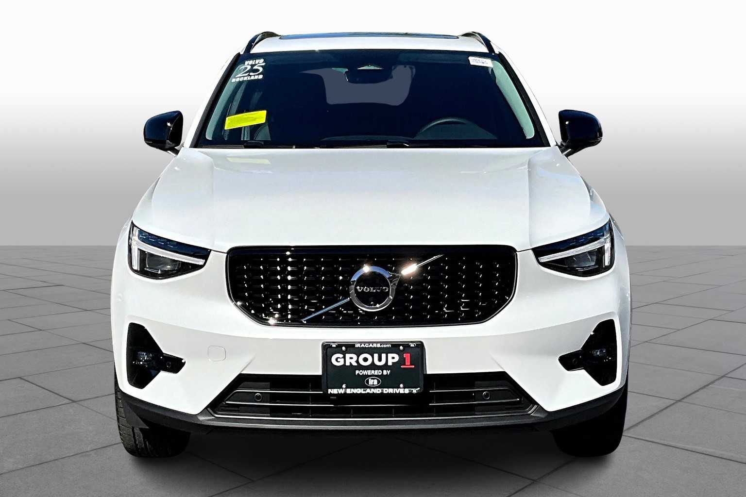 2025 Volvo XC40 Plus photo 2