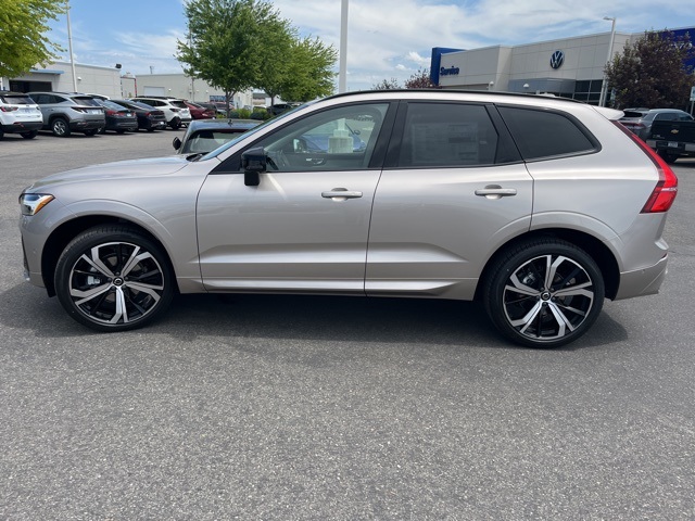 2025 Volvo XC60 B5 photo 2