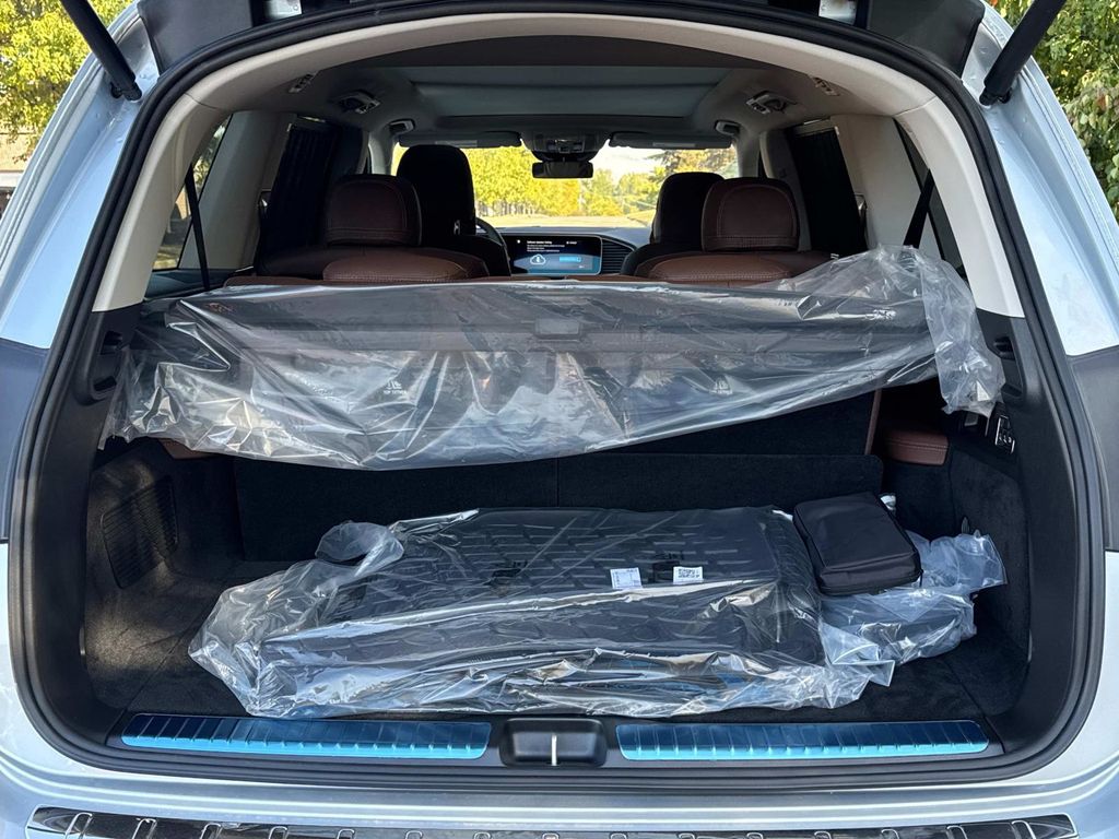 2026 Mercedes Benz GLS 450 4MATIC photo 4