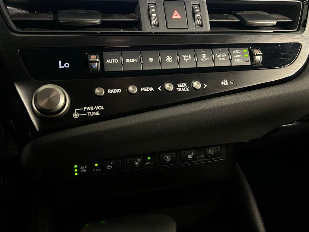 2023 Lexus ES 300h photo 13