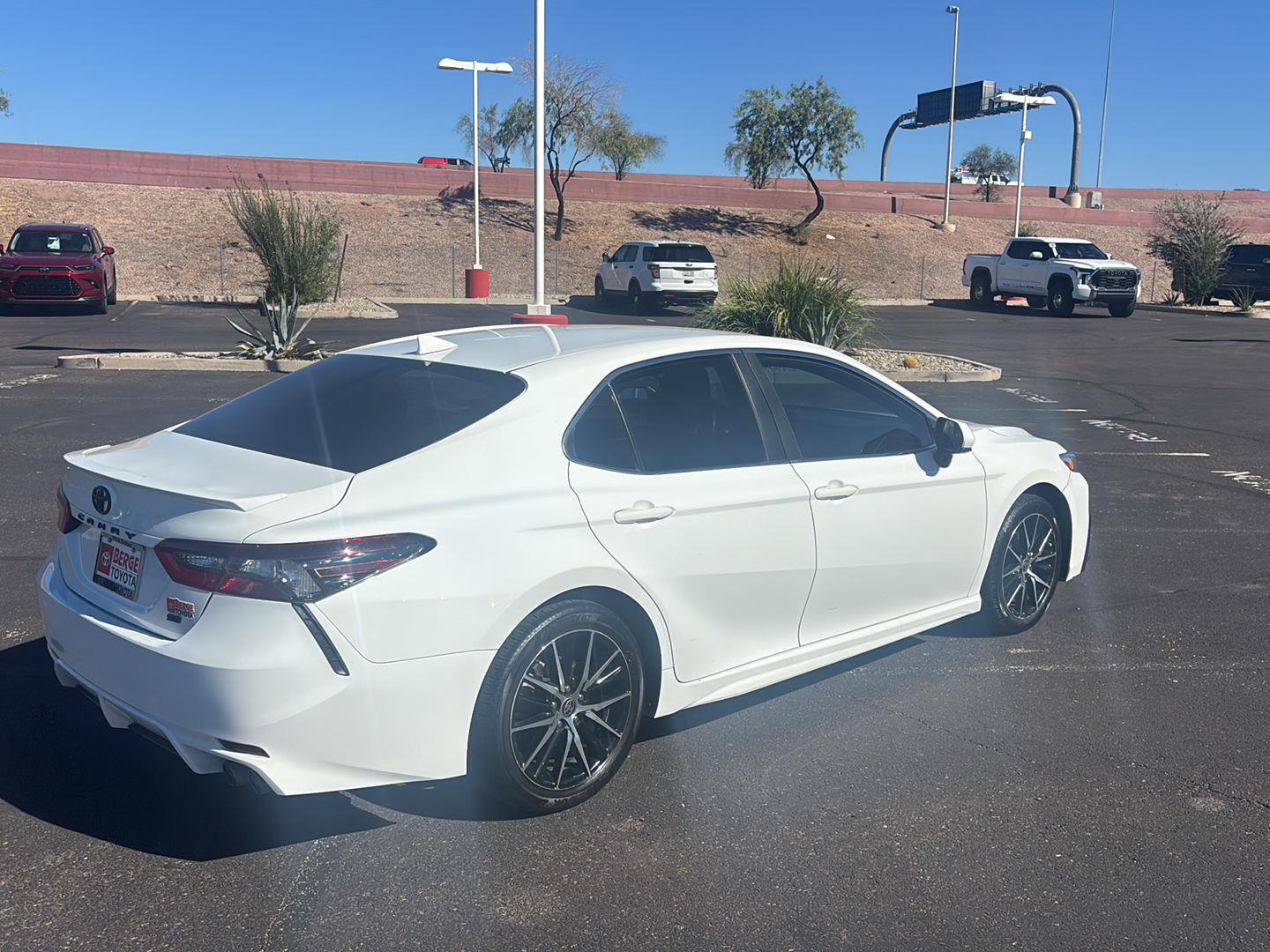 2021 Toyota Camry SE photo 5