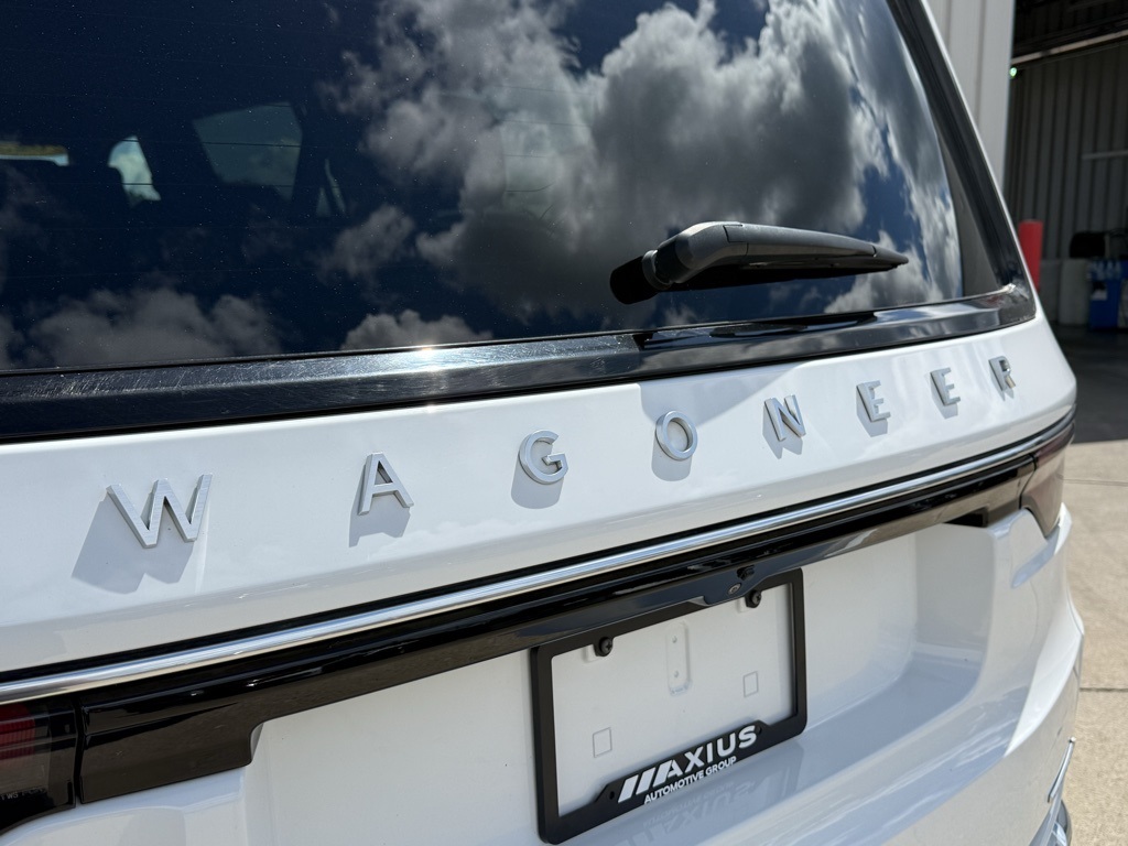 2023 Jeep Wagoneer L Series II photo 9