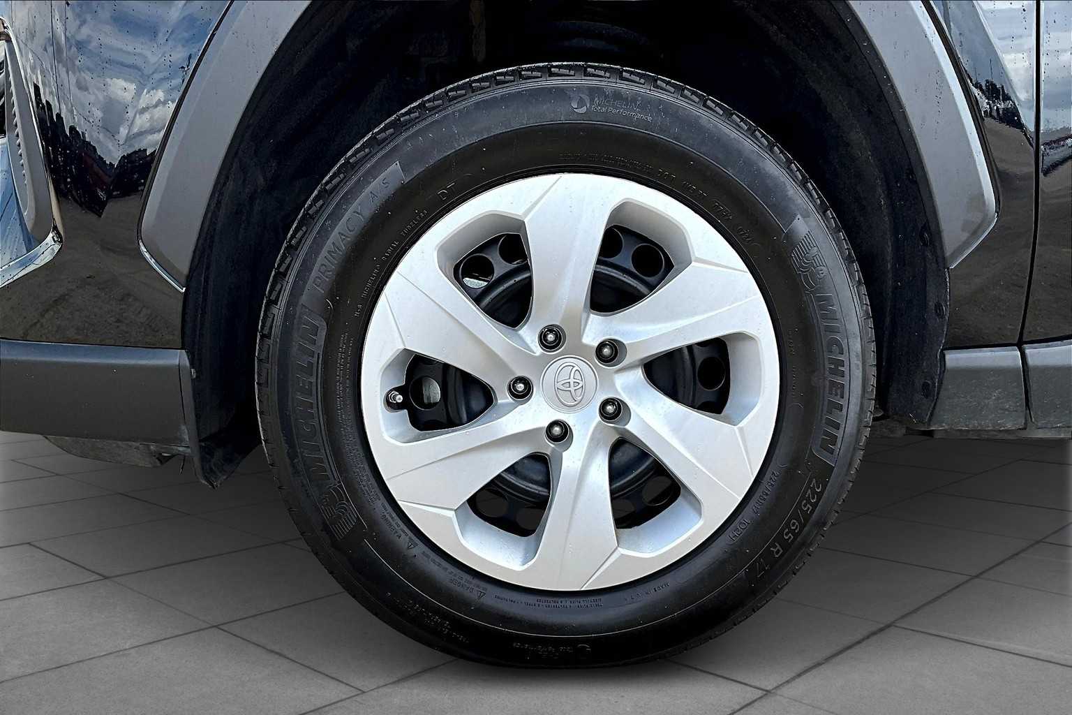 2024 Toyota RAV4 LE photo 9