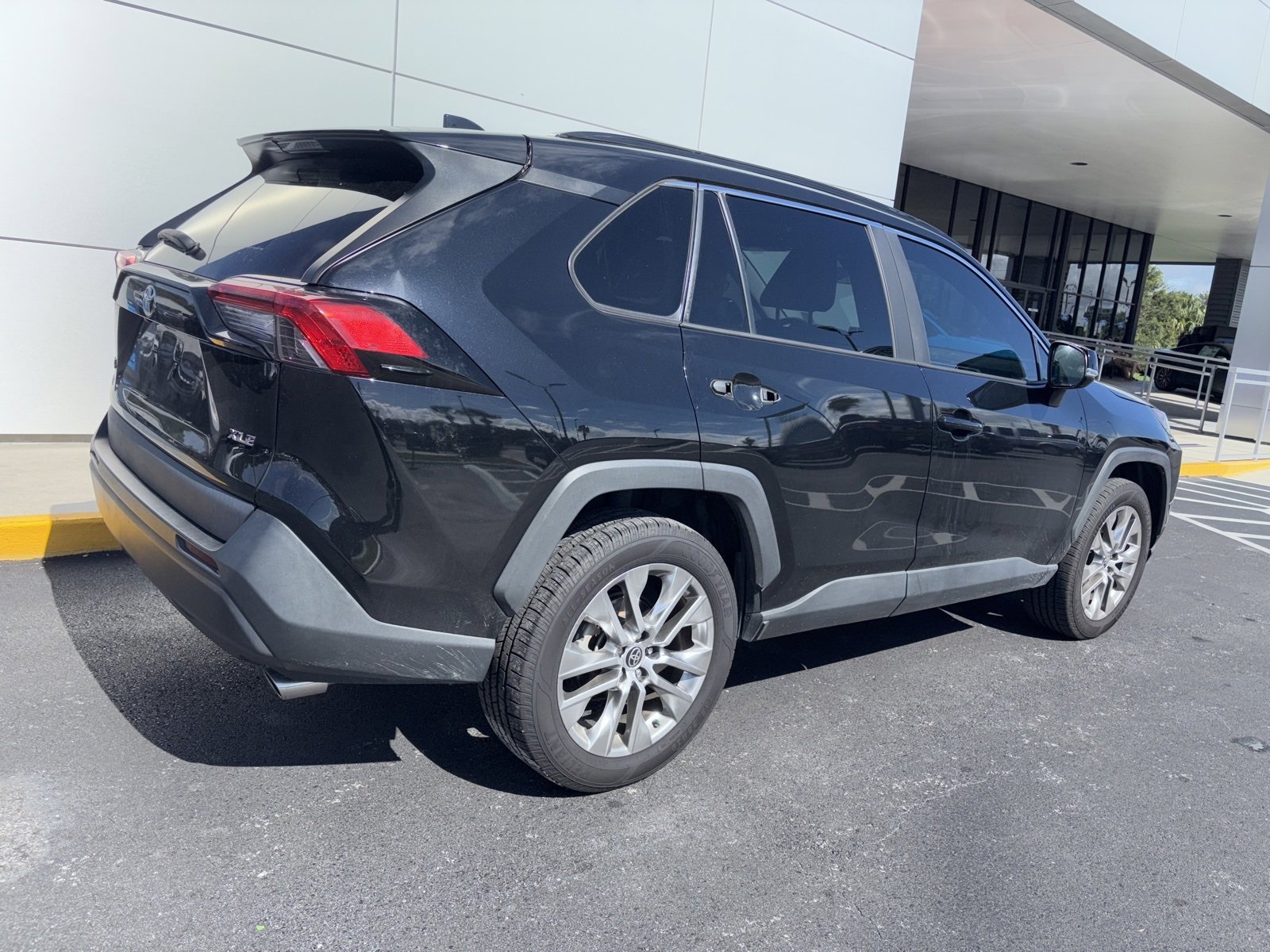2021 Toyota RAV4 XLE Premium photo 4