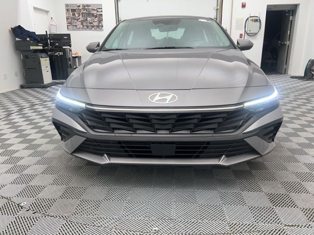 2025 Hyundai Elantra SEL Convenience photo 2