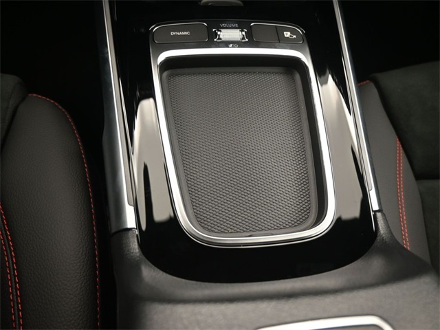 2025 Mercedes Benz GLB 35 4MATIC photo 3