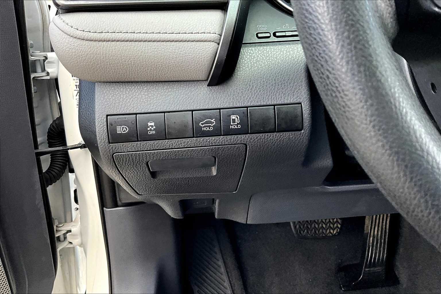 2020 Toyota Camry Hybrid LE photo 28