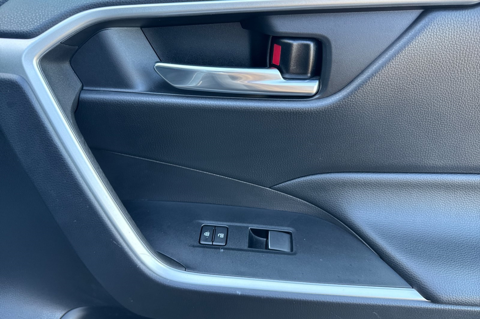 2021 Toyota RAV4 XLE Premium photo 19