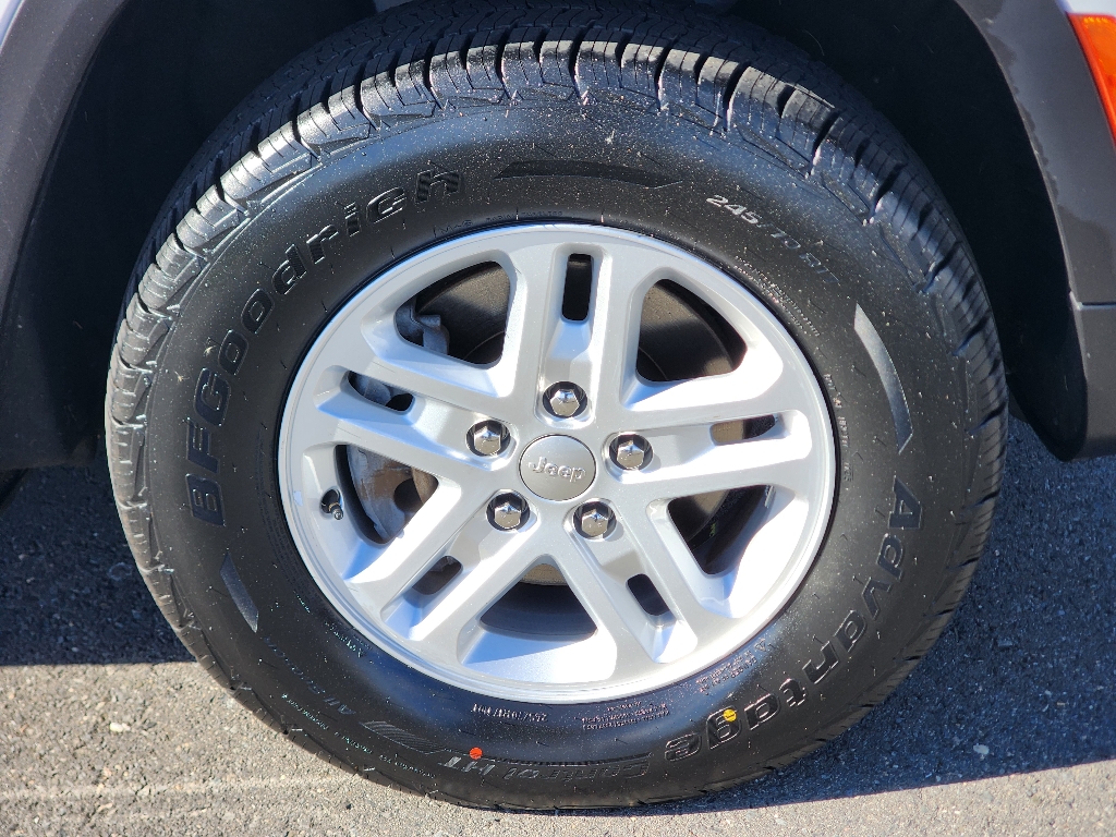 2023 Jeep Grand Cherokee Laredo photo 4