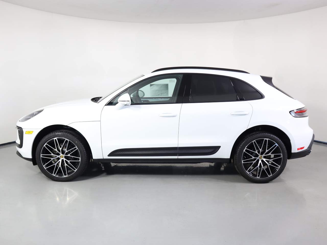 2026 Porsche Macan T photo 2