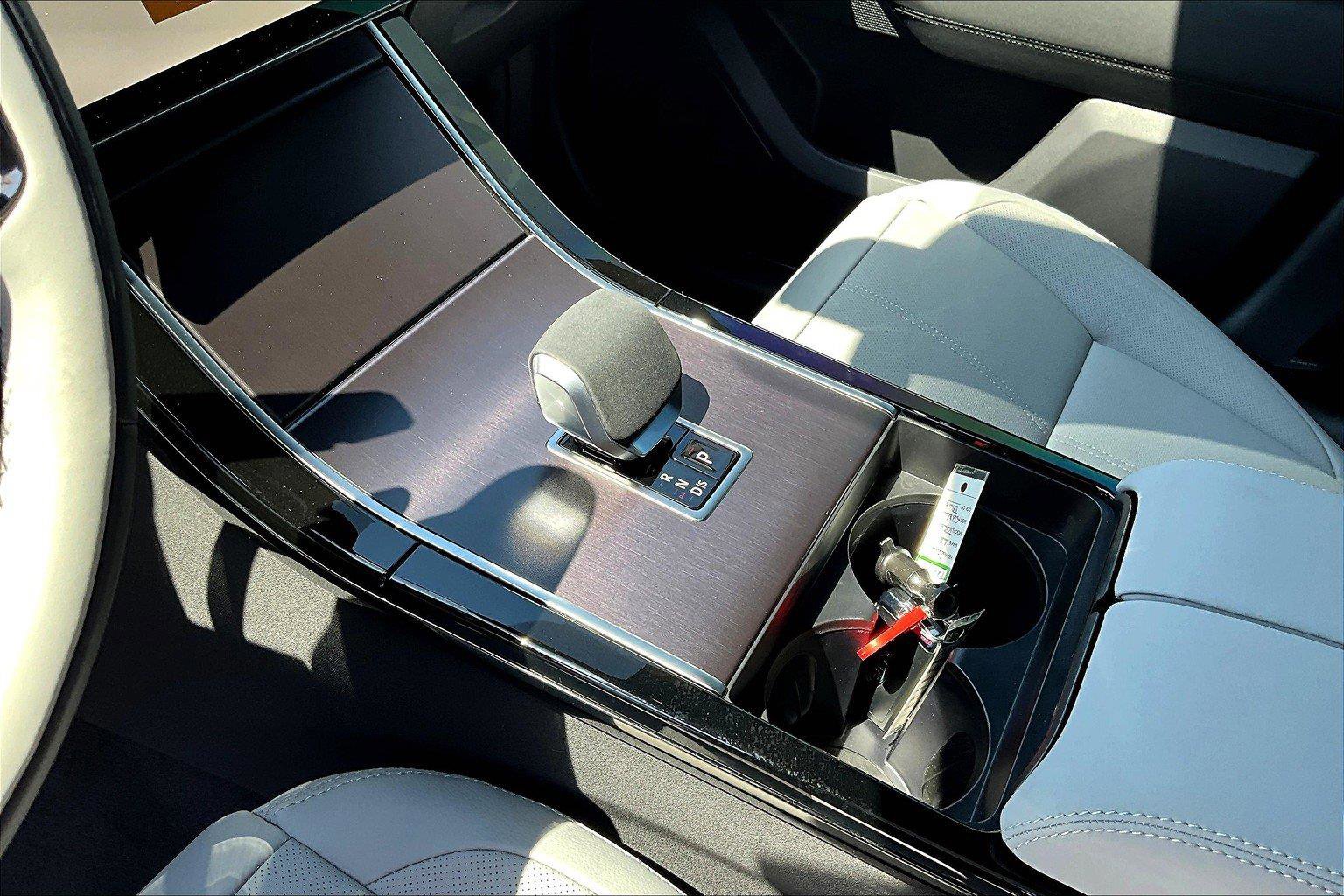 2026 Land Rover Range Rover Velar SE photo 7