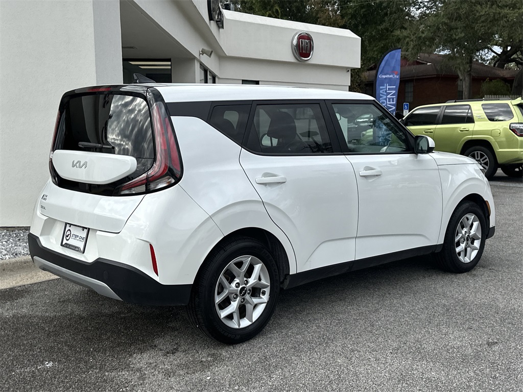 2023 Kia Soul LX photo 3