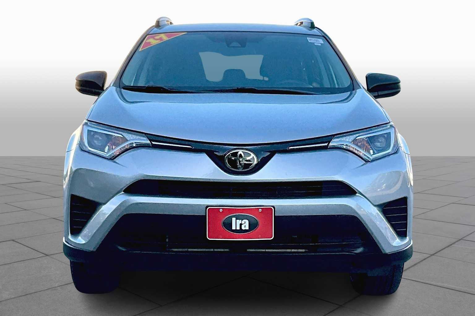 2017 Toyota RAV4 LE photo 3