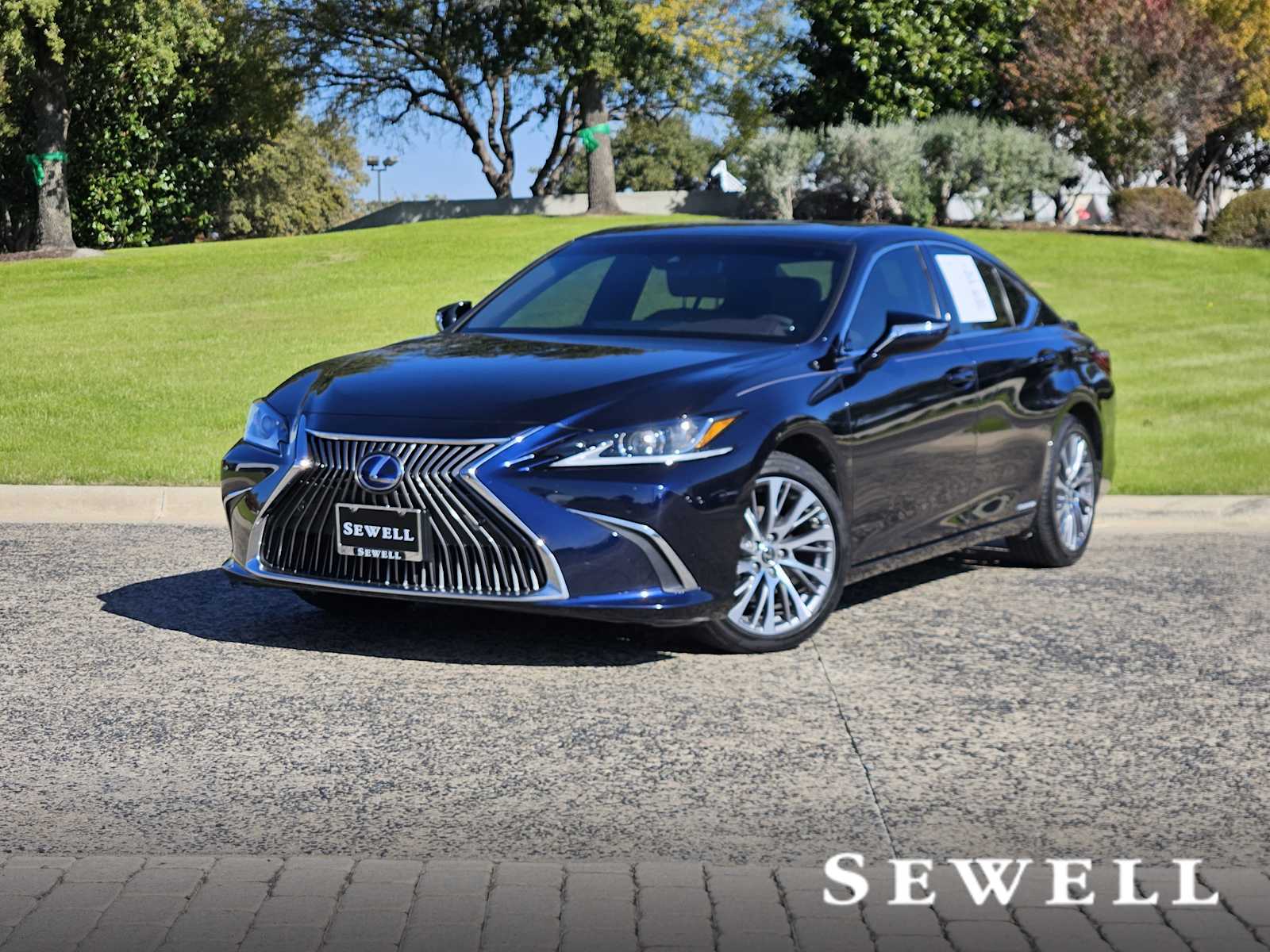 2021 Lexus ES Hybrid 300h's photo