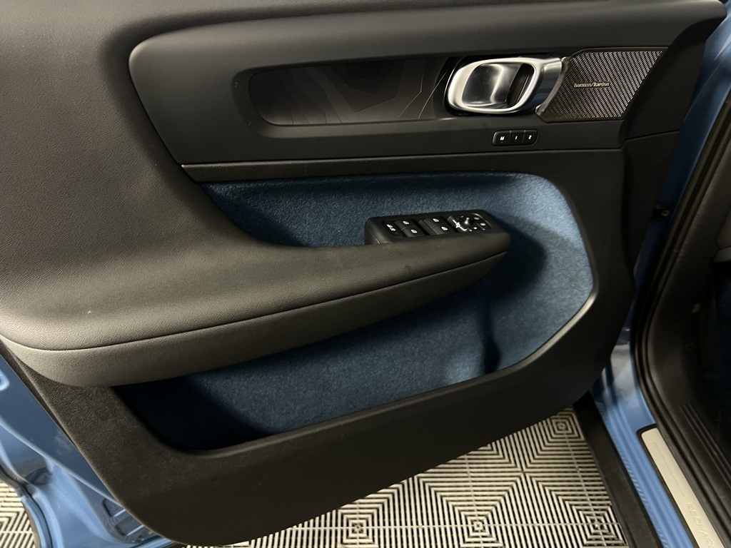 2023 Volvo XC40 Recharge Ultimate photo 24