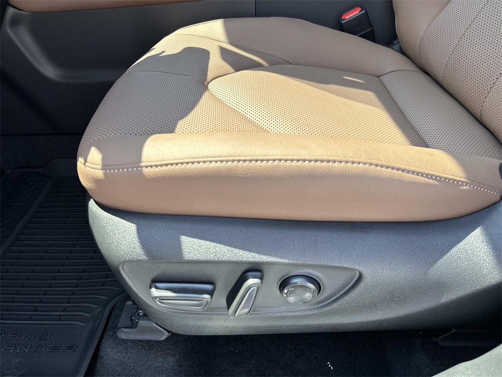 2025 Toyota Grand Highlander Limited photo 8