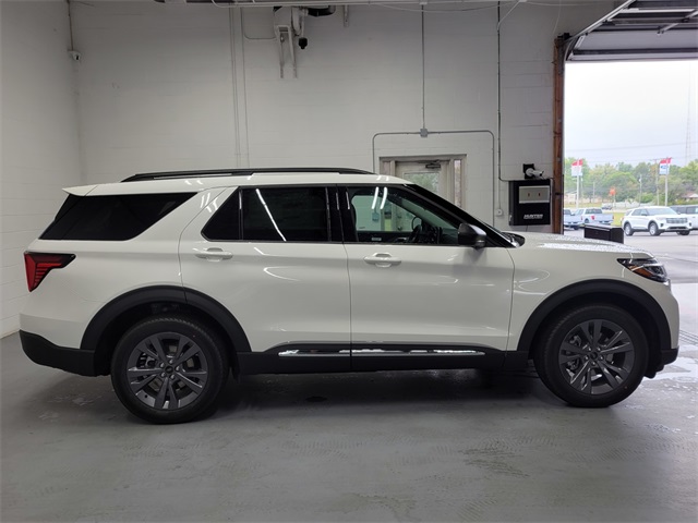 2025 Ford Explorer photo 3