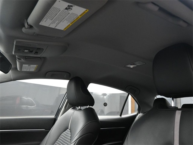 2020 Toyota Camry SE photo 2