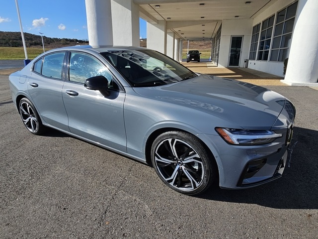 2024 Volvo S60 B5 Plus photo 2