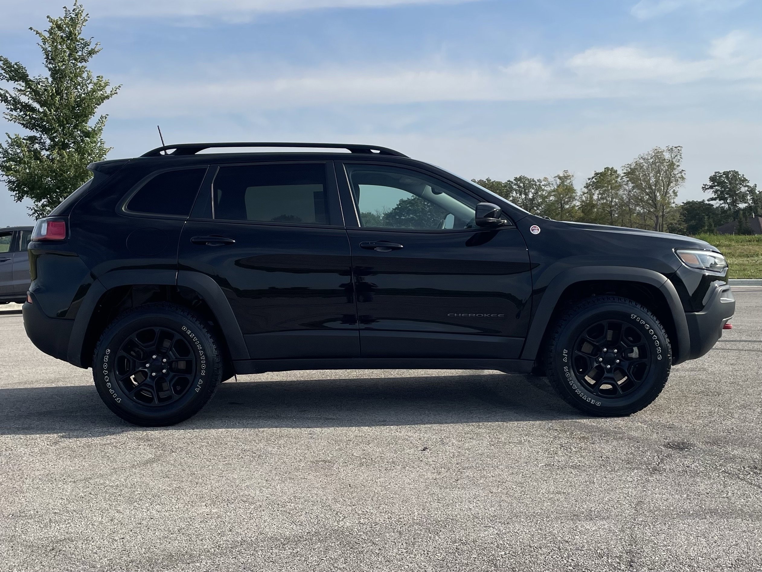 2022 Jeep Cherokee Trailhawk photo 2