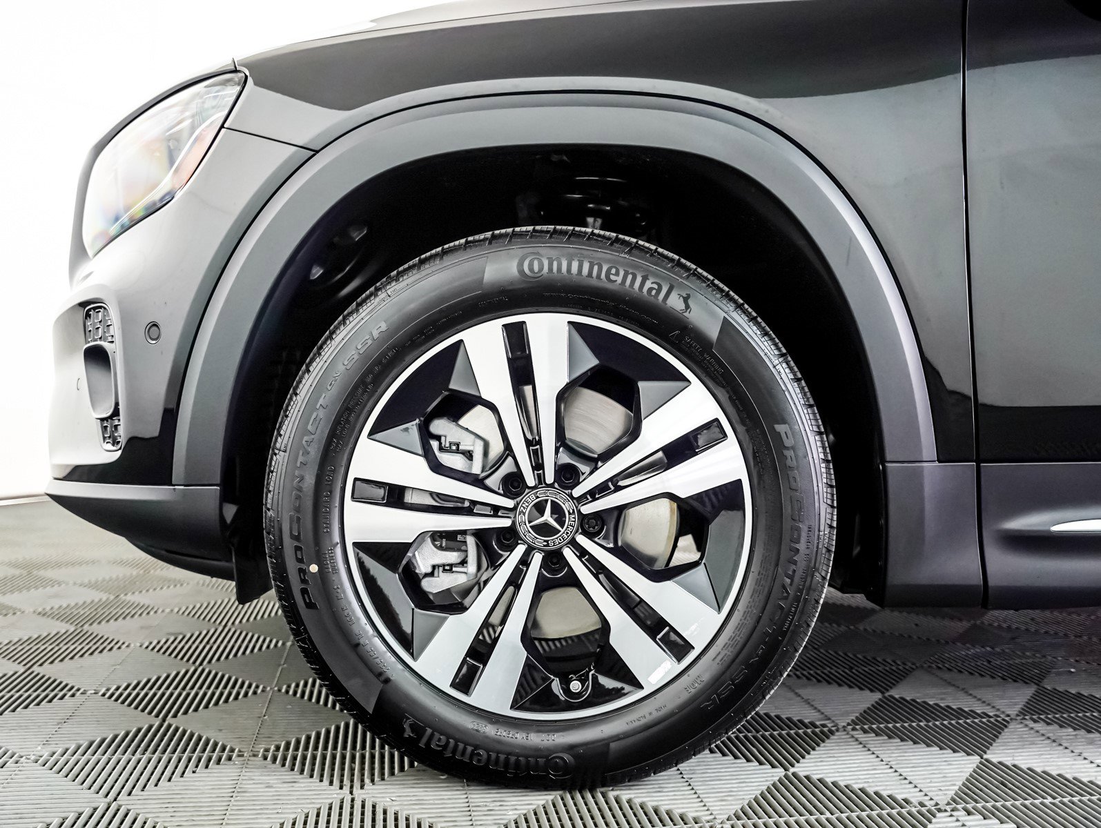 2025 Mercedes Benz GLB 250 4MATIC photo 4