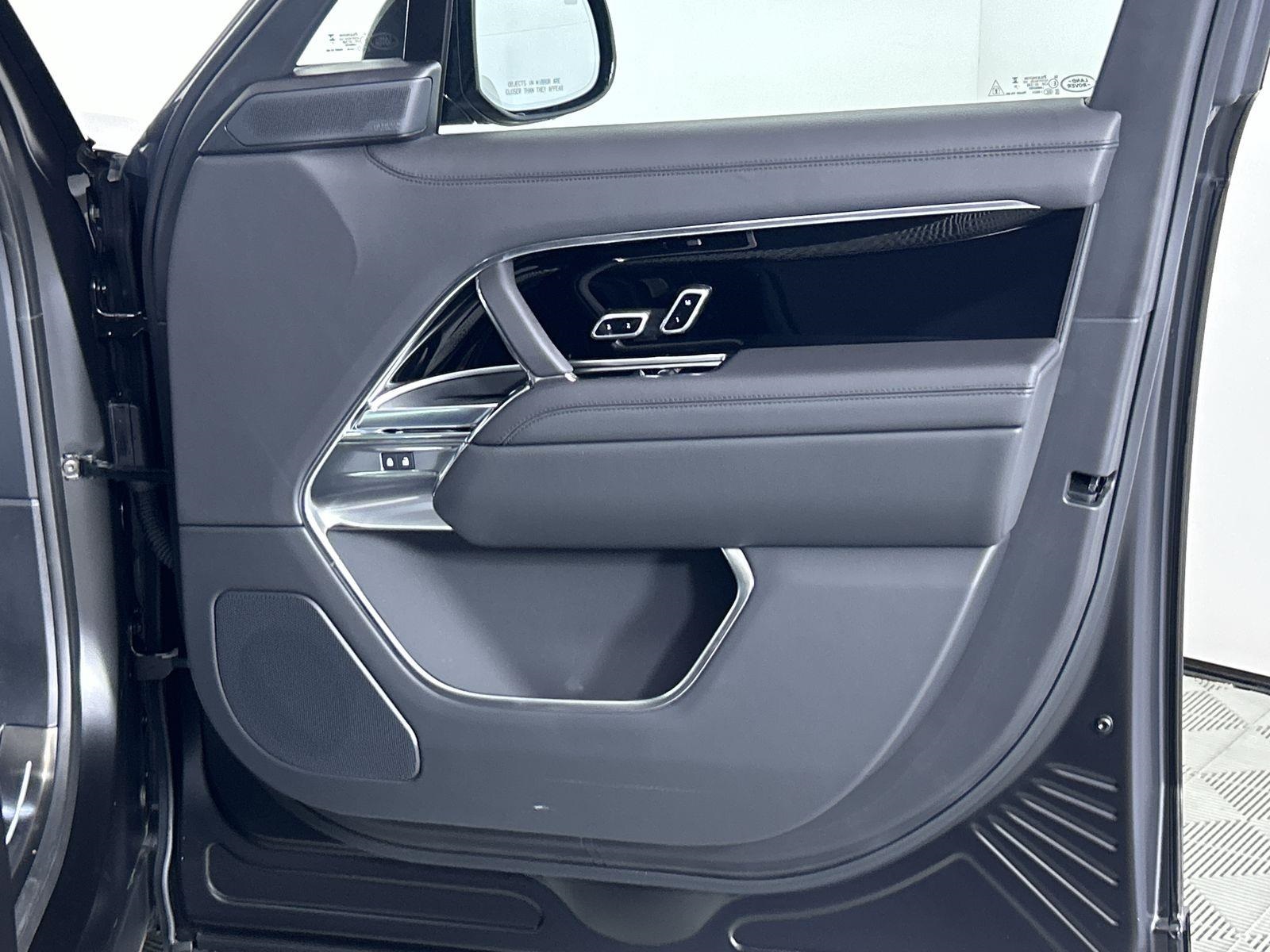2025 Land Rover Range Rover SE photo 28