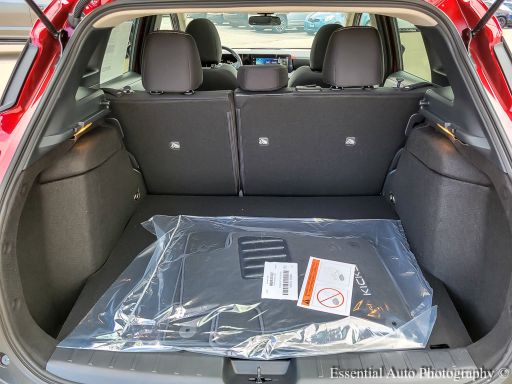 2025 Nissan Kicks SV photo 17