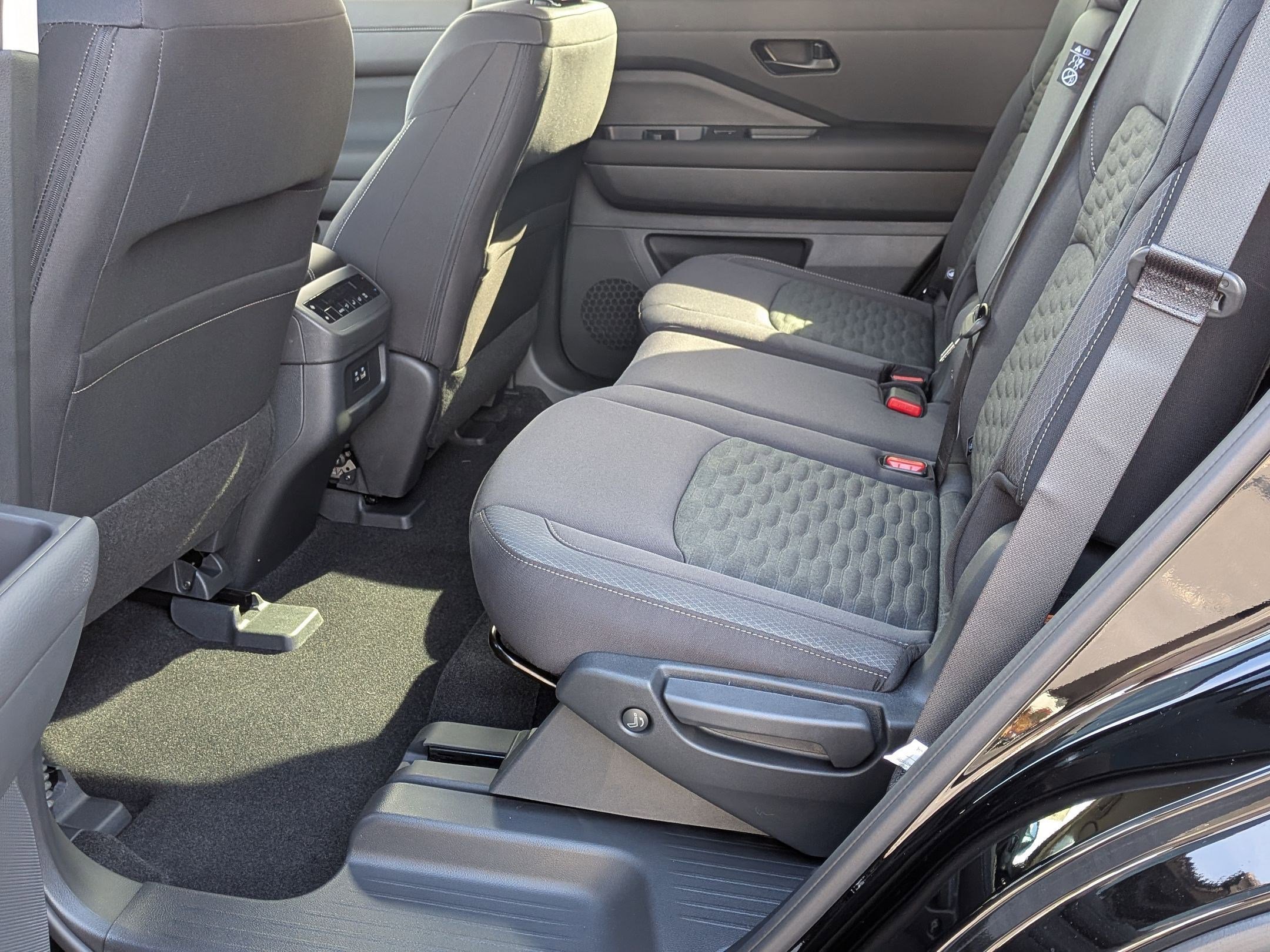 2025 Nissan Pathfinder SV photo 15