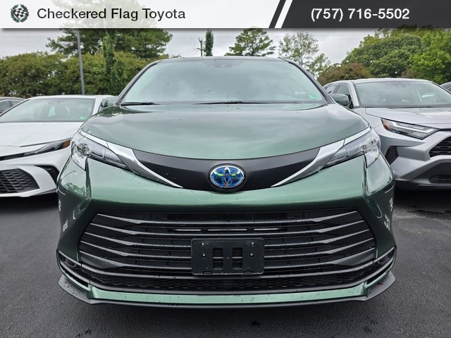 2025 Toyota Sienna LE photo 2
